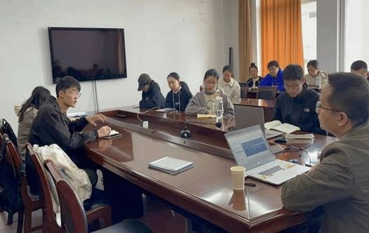 一群人坐在桌子前描述已自动生成