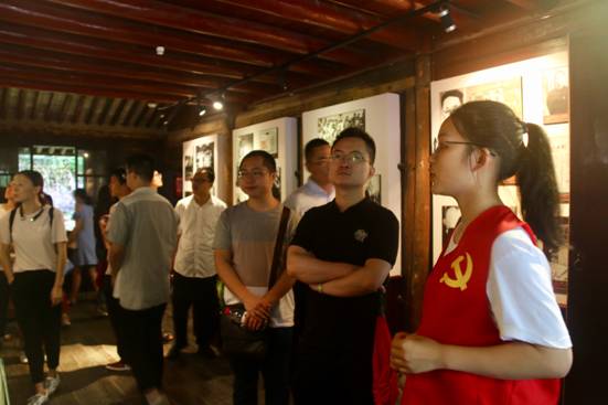 ”追寻革命印迹，情系红色鄞州“黄色小说
寻迹小分队-故居讲解